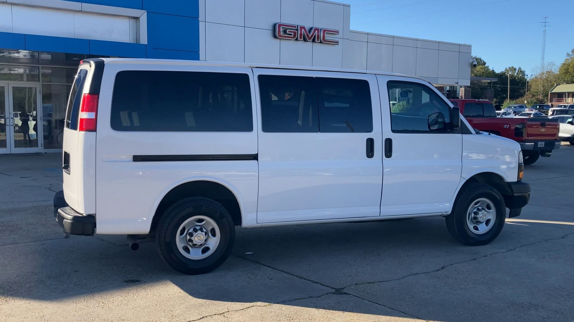 2023 Chevrolet Express Passenger 3500 1LS