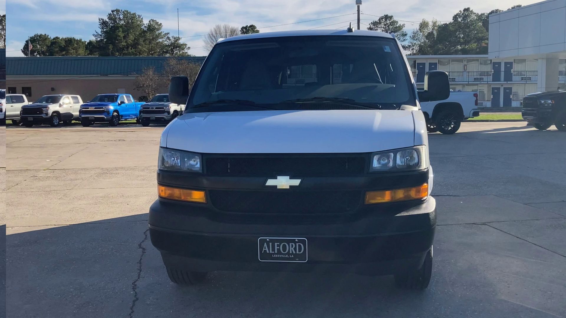 2023 Chevrolet Express Passenger 3500 1LS