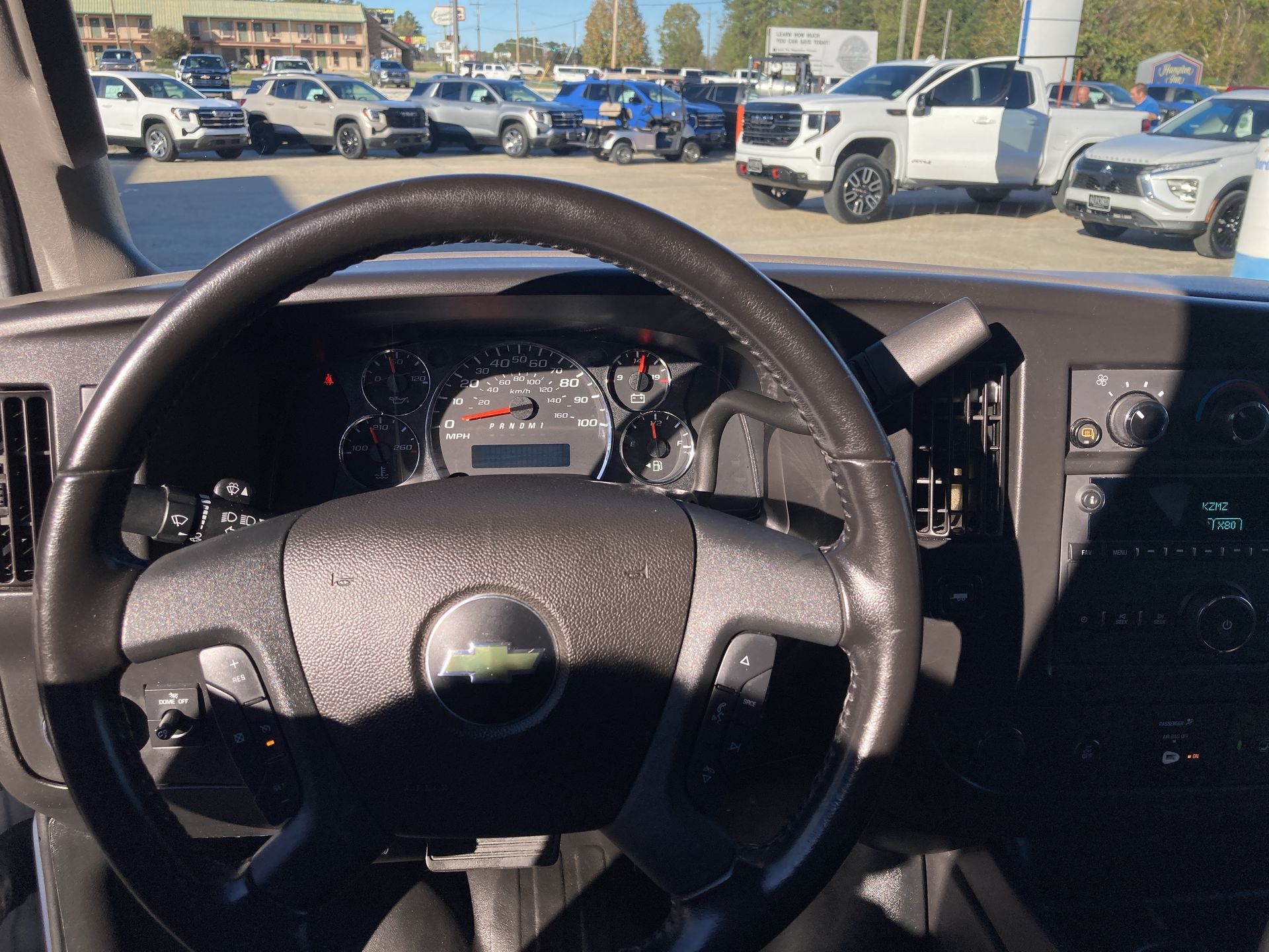 2023 Chevrolet Express Passenger 3500 1LS