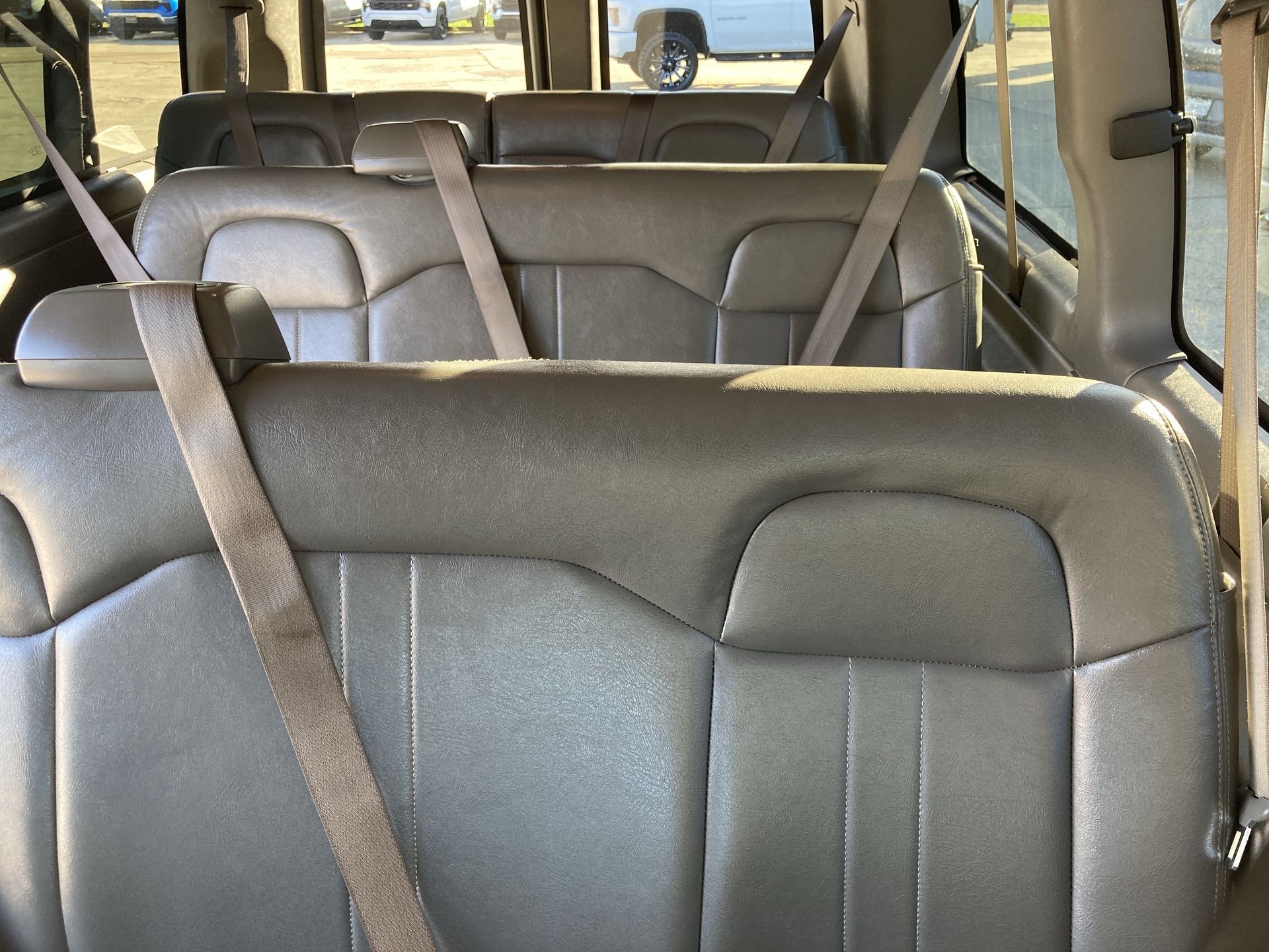 2023 Chevrolet Express Passenger 3500 1LS