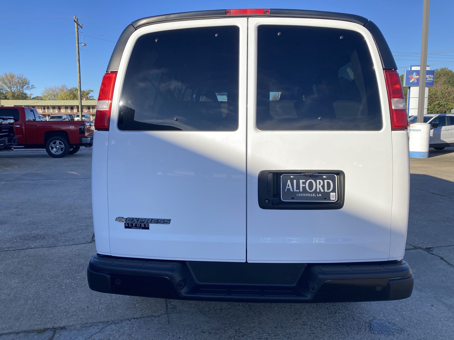 2023 Chevrolet Express Passenger 3500 1LS