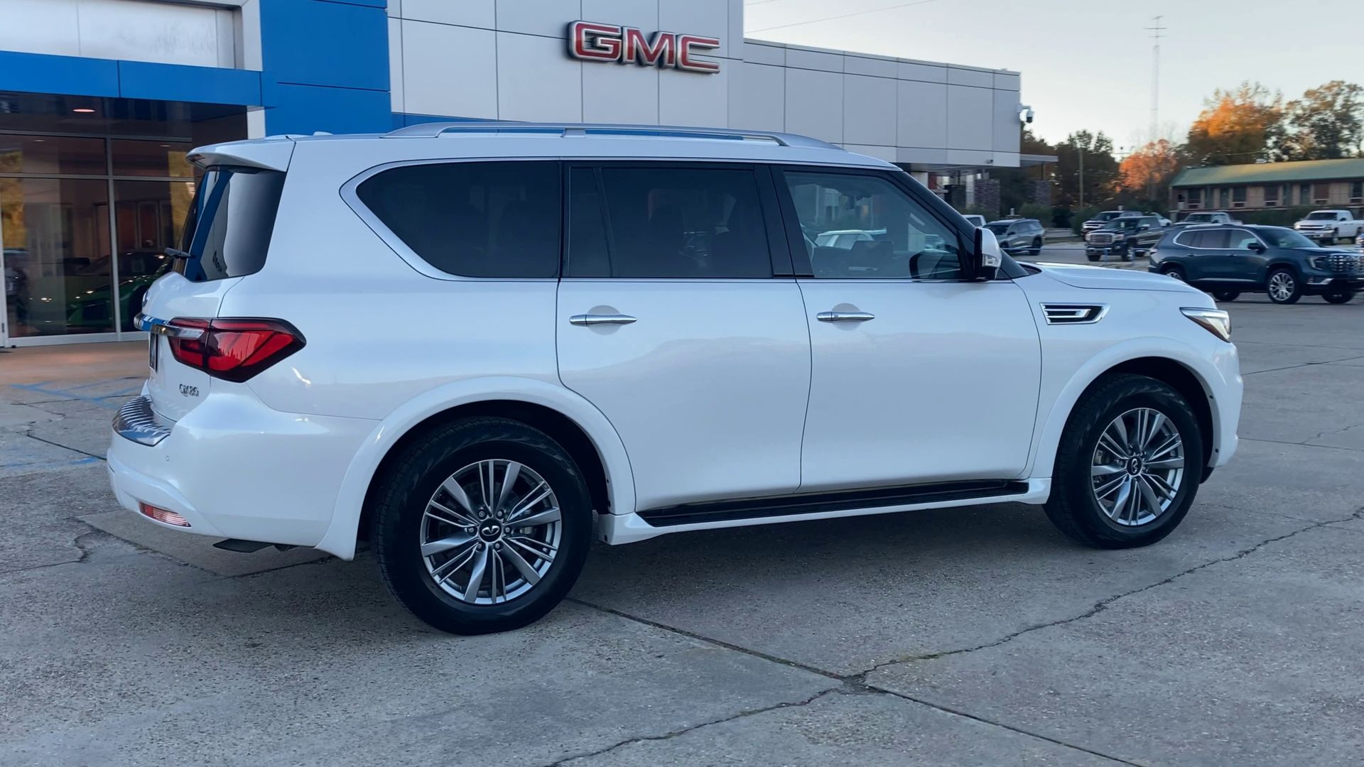 2022 INFINITI QX80 LUXE