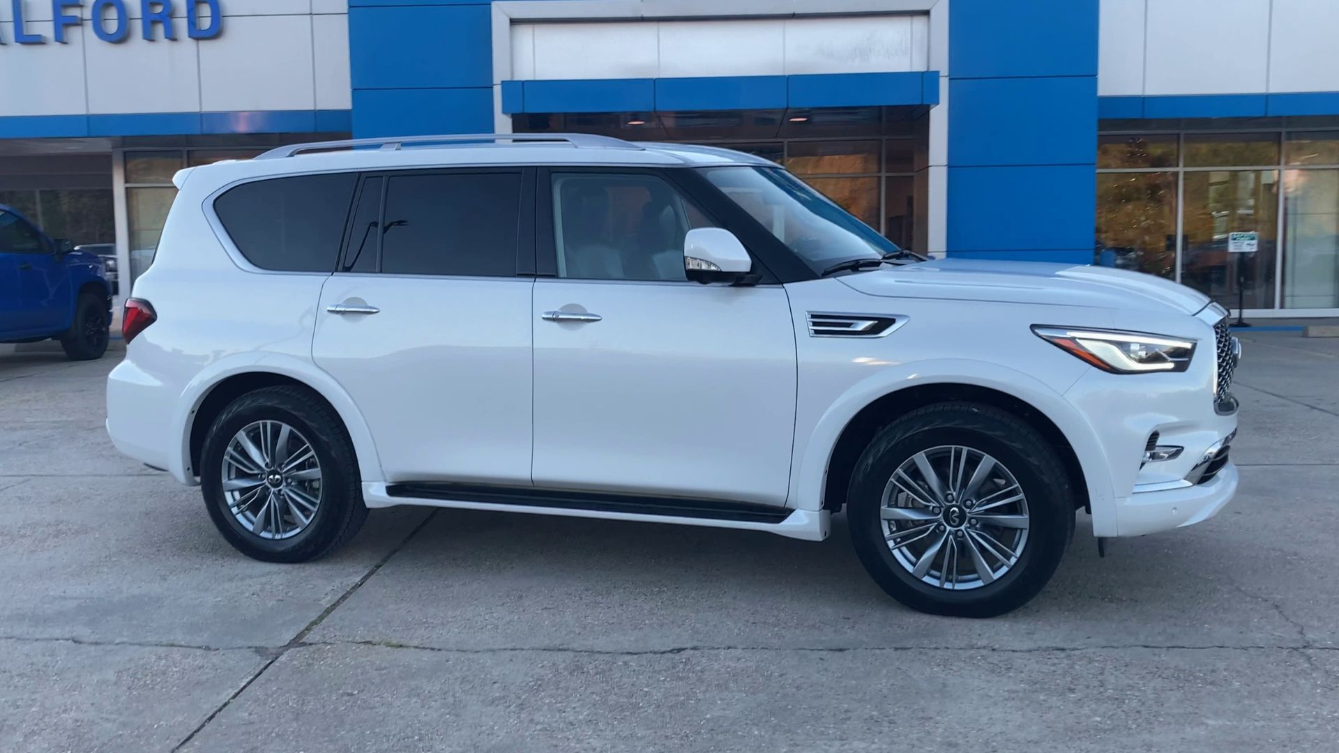 2022 INFINITI QX80 LUXE