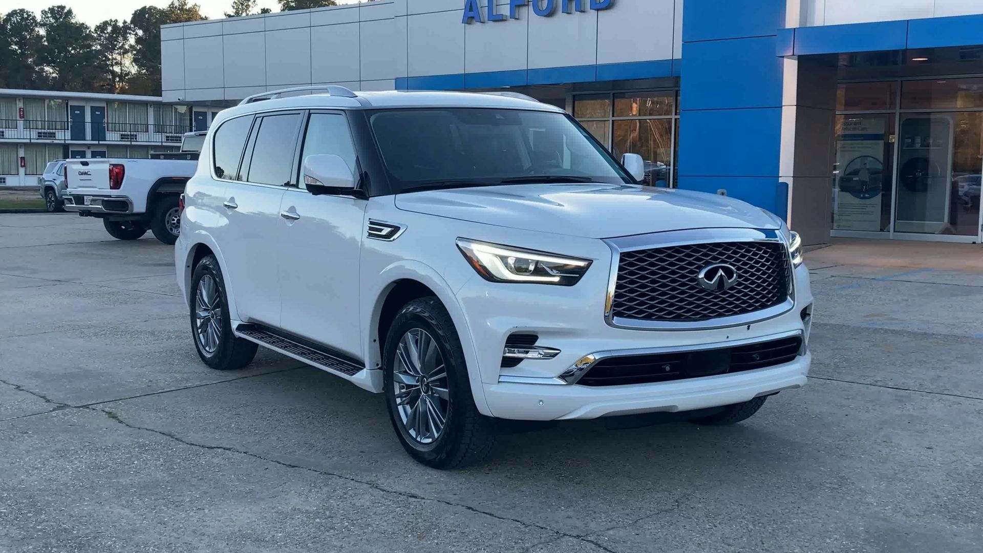 2022 INFINITI QX80 LUXE